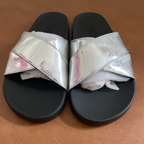 Pink by Victoria’s Secret NWT metallic silver slide sandals size Large 9-10 - Picture 3 of 8